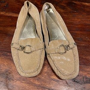 Anne Klein beige leather driving shoes